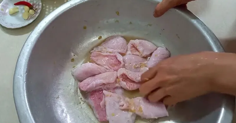 Hướng dẫn cách sơ chế bong bóng heo sạch, không hôi