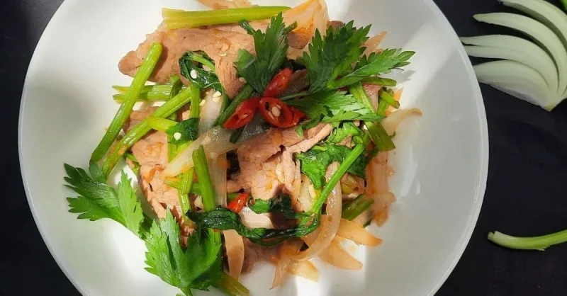 Cách làm thịt heo xào cần tỏi và bông hẹ thơm ngon tại nhà