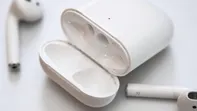 8 c&aacute;ch khắc phục tai nghe AirPods sạc kh&ocirc;ng v&agrave;o pin nhanh, đơn giản