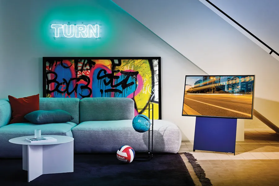 Lifestyle Tivi Samsung SERO QLED 4K 43 Inch QA43LS05B