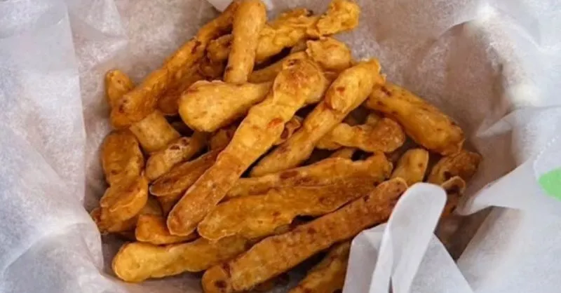 Hướng dẫn cách làm Cheese Stick giòn rụm cho Giáng sinh