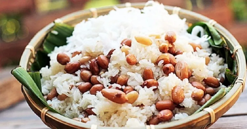 Cách nấu xôi lạc bằng nồi cơm điện dẻo thơm, nhanh chóng
