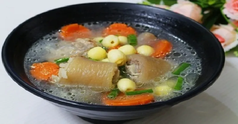 Cách nấu canh đuôi heo hầm hạt sen bổ dưỡng, thanh mát