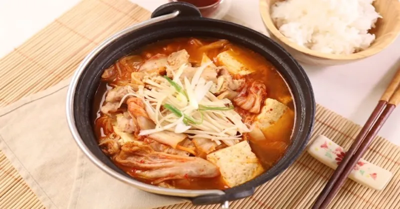 Cách nấu canh kim chi sườn heo Hàn Quốc chuẩn vị cay nồng