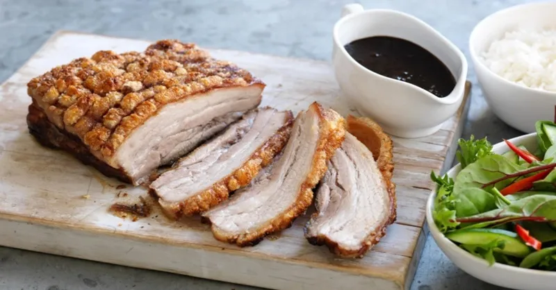 Cách làm heo quay bằng lò vi sóng giòn ngon, đơn giản tại nhà