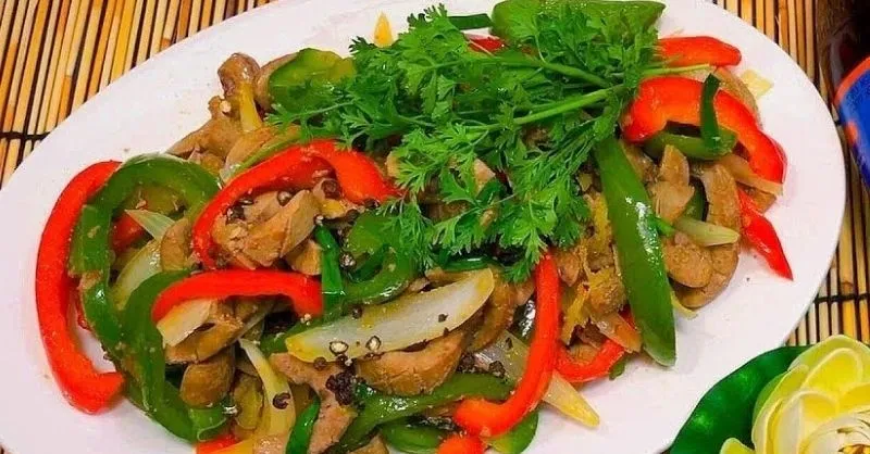 Cách làm cật heo xào ớt chuông ngon giòn, không hôi tại nhà