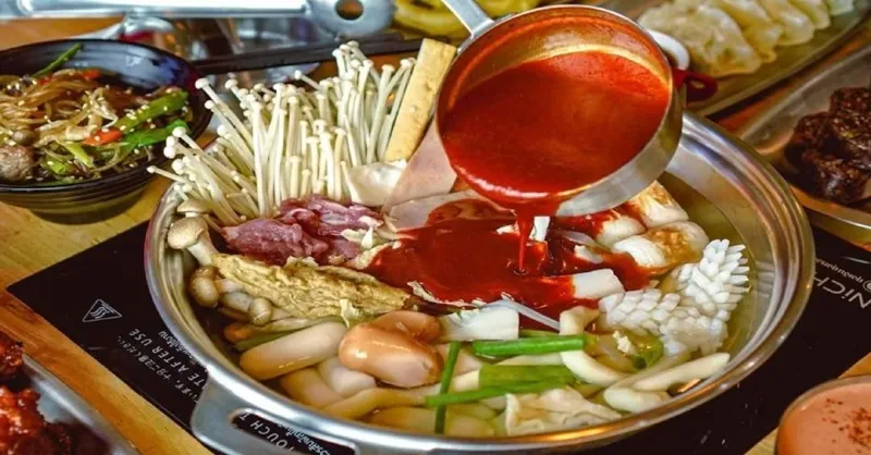 Cách nấu lẩu tokbokki đơn giản tại nhà nhưng vẫn chuẩn vị Hàn