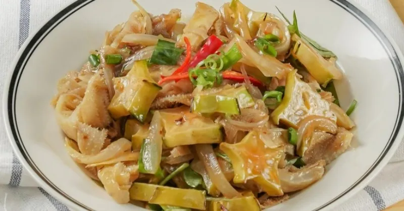 Cách làm lòng bò xào khế chua giòn ngon dễ làm tại nhà