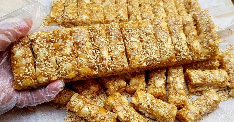 Cách nấu kẹo lạc bằng mật mía thơm bùi, dẻo giòn chuẩn vị