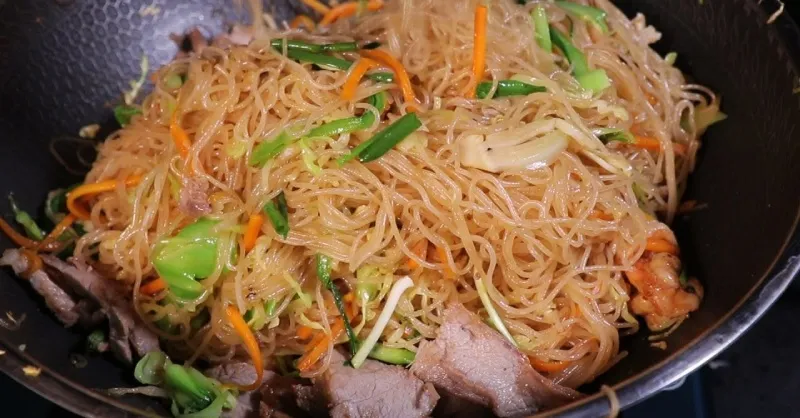 Cách làm bún gạo xào thịt heo và thịt bò đơn giản vẫn đủ chất