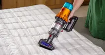 Tr&ecirc;n tay m&aacute;y h&uacute;t bụi lau nh&agrave; Dyson V12s Detect Slim Submarine Complete - C&oacute; n&ecirc;n mua kh&ocirc;ng?
