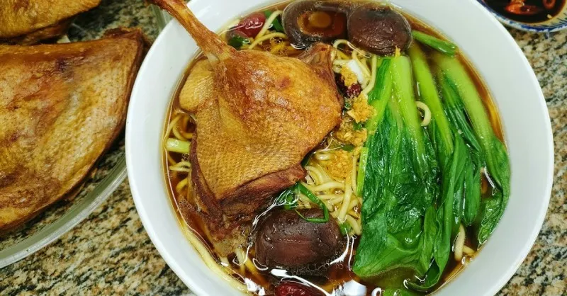 Cách nấu mì vịt tiềm bằng vịt quay nhanh gọn, nước dùng đậm đà