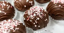 C&aacute;ch l&agrave;m b&aacute;nh Chocolate Bomb cho m&ugrave;a Gi&aacute;ng sinh ấm &aacute;p