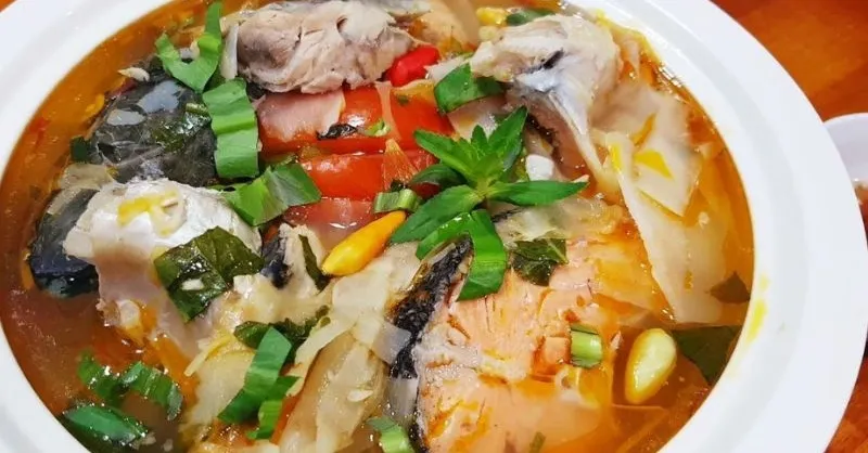 Cách nấu xương cá hồi nấu canh chua thanh đạm, thơm ngon