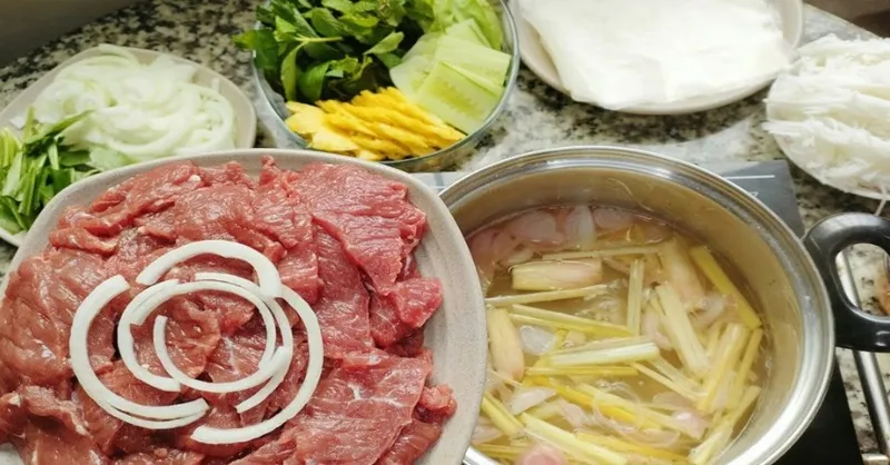 Cách làm bò nhúng mẻ cuốn bánh tráng ngon chuẩn vị tại nhà