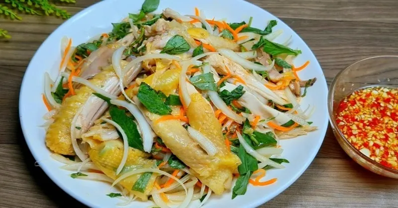 Cách làm gỏi gà hành tây ngon giòn, bắt vị mà không bị hăng
