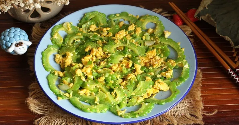 Cách làm khổ qua xào trứng đơn giản, dễ làm, không bị đắng