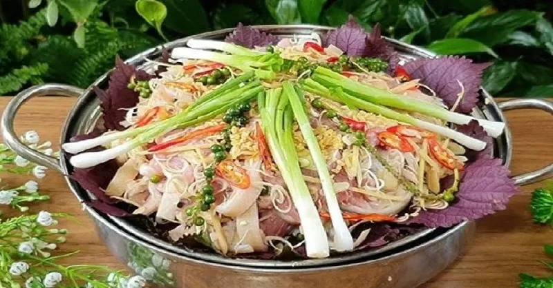 Cách làm thịt heo rừng hấp sả gừng tía tô và nước dừa đậm đà
