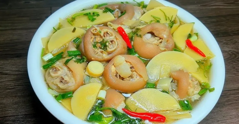 Cách nấu canh măng với đuôi heo thơm ngon, cực thanh mát