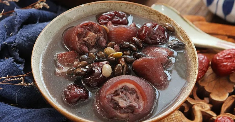 Đuôi heo hầm đậu đen bổ dưỡng, ngọt mát lợi sức khỏe