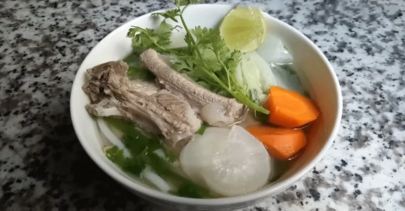 Cách nấu bánh canh sườn heo thơm ngon tại nhà