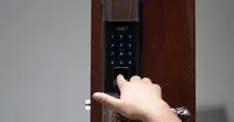 Hướng dẫn lắp kh&oacute;a cửa v&acirc;n tay đơn giản v&agrave; hiệu quả