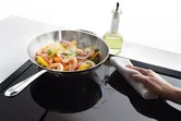 Hướng dẫn c&aacute;ch nhận biết nồi, chảo sử dụng cho bếp từ dễ d&agrave;ng, đơn giản