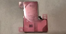 Lộ diện h&igrave;nh ảnh pin iPhone 16 Pro: Vỏ kim loại, dung lượng lớn hơn iPhone 15 Pro