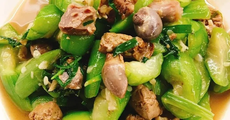2 Cách làm lòng gà xào mướp đậm vị, ngọt tự nhiên cực bắt cơm