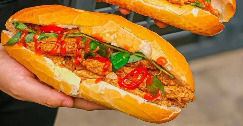 Cách làm bánh mì chả cá nóng hổi, giòn rụm chưa đến 10 phút