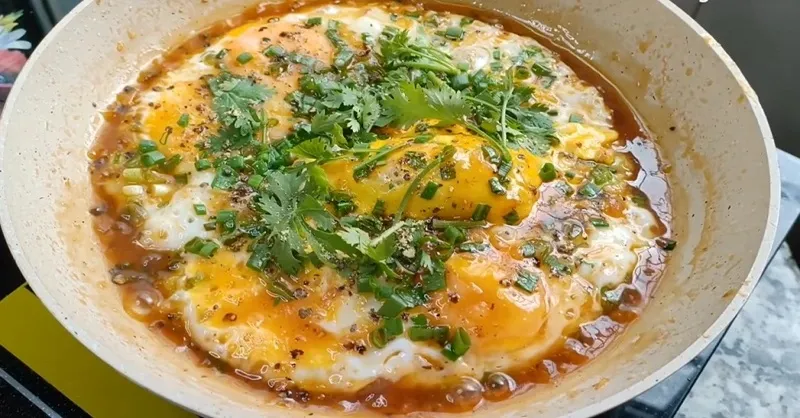 Học ngay 3 cách làm trứng chiên nước mắm bình dân ai cũng mê