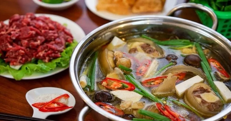 Cách nấu lẩu đuôi bò thuốc bắc bằng nồi áp suất nhanh mềm