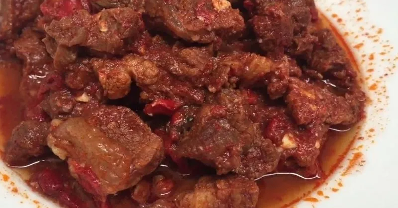 Cách nấu nạm bò với gấc đậm đà, mềm ngon cho bữa cơm gia đình