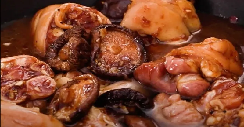Cách làm giò heo kho nấm đông cô thơm ngon, đậm vị