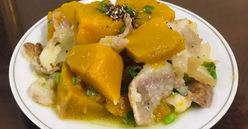 Cách làm bí đỏ xào thịt heo thơm ngon, đơn giản tại nhà