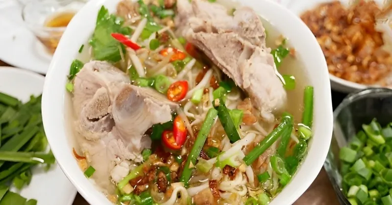 2 Cách nấu hủ tiếu xương heo tại nhà thơm ngon, bổ dưỡng