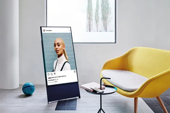 Lifestyle Tivi Samsung SERO QLED 4K 43 Inch QA43LS05B 13