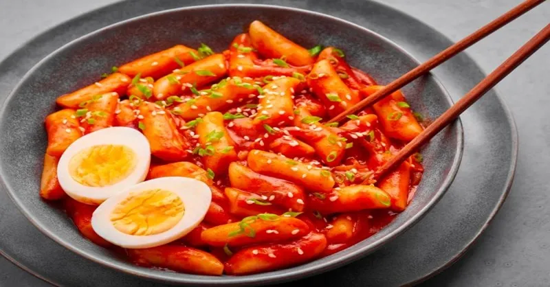 Cách làm Tokbokki tại nhà đơn giản, dai mềm chuẩn vị Hàn Quốc