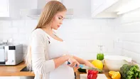 Tăng cường vitamin từ tr&aacute;i c&acirc;y tươi ngon cho mẹ bầu với tủ lạnh LG