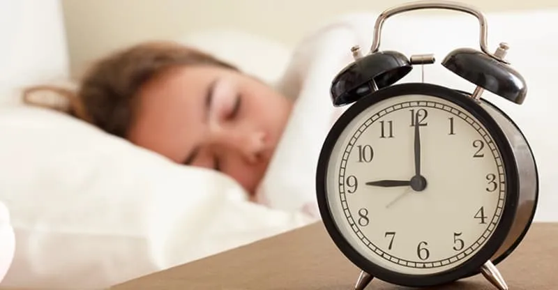 Cách đặt báo thức bằng đồng hồ để bàn