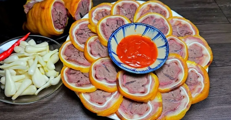 Cách làm tai heo cuộn bắp bò dai giòn sần sật, thơm ngon