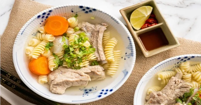 Cách nấu nui với xương heo siêu nhanh mà vẫn đậm đà, đủ chất